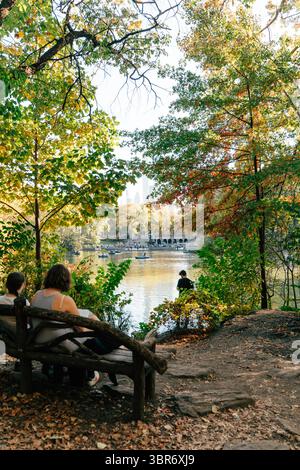 Rilassatevi in riva al lago a Central Park in autunno a New York C. Foto Stock