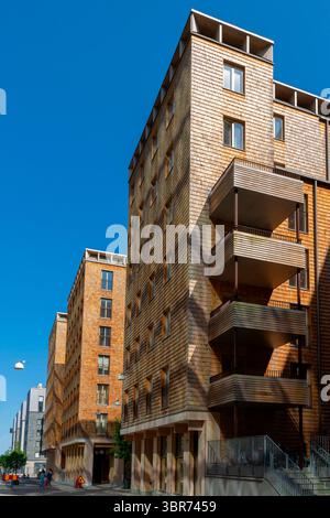 Vista del primo grande edificio di appartamenti in legno massello chiamato Cederhusen situato a Hagastaden, la nuova parte di Stoccolma, Svezia. Designa da General AR Foto Stock