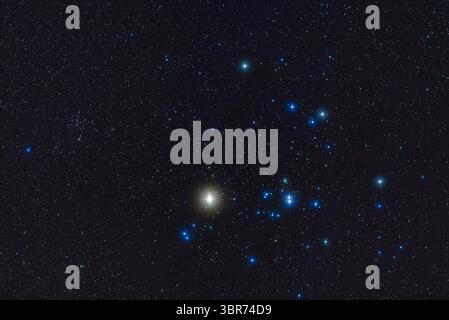 4 gennaio 2019: L'ammasso stellare di Hyades, con Aldebaran giallo brillante, in Toro, con l'ammasso stellare più piccolo e distante NGC 1647 a sinistra. Il campo è simile a quello del binocolo. Si tratta di una pila di 5 esposizioni di 2 minuti con Canon 5D MkII a ISO 800 e Canon L-Series da 200 mm a f/2,8. Un'ulteriore esposizione effettuata attraverso il filtro Kenko Softon A è stata inserita a strati per aggiungere le luci delle stelle per far risaltare i loro colori. Preso con il tracker Fornax Lightrack come parte dei test. Portato da casa in una notte d'inverno rara, bella e mite, il 4 gennaio 2019. Aggiunta di picchi di diffrazione con ASTRO Foto Stock