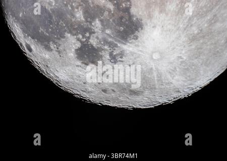6 aprile 2020, Alberta, Canada: La Luna di 13,7 giorni (un giorno prima del Full) con la regione del polare meridionale rivolta verso di noi in una biblioteca favorevole per la visione delle regioni e delle caratteristiche meridionali. Era il 6 aprile 2020. Il grande cratere, Bailly, si trova sull'arto meridionale, meglio visto qui che nella maggior parte delle fasi simili, a causa della favorevole librazione meridionale. Questa è una singola immagine con Canon EOS Ra attraverso il Celestron C9.25-inch Schmidt-Cassegrain con un Barlow 2X per una lunghezza focale di 5,600 mm. L'esposizione è stata di 1/100-secondi a ISO 400. La visita era scarsa questa notte. L'immagine viene elaborata per Foto Stock