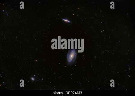 25 aprile 2020, Alberta, Canada: Messier 81 (la galassia a spirale sottostante) e M82 (la galassia irregolare in cima) nell'Ursa maggiore. M81 è Galaxy Bodeâ, mentre M82 è Galaxy Cigar. La galassia in basso a sinistra è NGC 3077 si tratta di una pila di esposizioni di 10 x 10 minuti con la fotocamera Canon EOS Ra a ISO 800 attraverso il rifrattore Astro-fisica da 130 mm a f/6 con l'obiettivo 6x7 Field flattener. Adottato il 24/25 aprile 2020. Il nord è in alto in questa prospettiva. (Immagine di credito: © Alan Dyer/VW Pics tramite filo ZUMA) Foto Stock