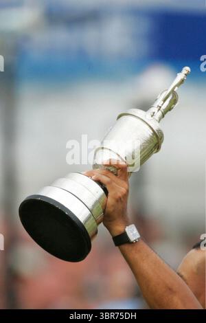Tiger Woods detiene il trofeo in occasione dell'Open Championship 2005, St. Andrews Old GC, Scozia. Il 2005 Open Championship si è svolto dal 14 al 17 luglio 2005 all'Old Course di St Andrews, in Scozia. Questa fu la 134a edizione del torneo e segnò una vittoria storica per Tiger Woods, che vinse il suo secondo titolo Open Championship. Il bosco dominava il campo. Trofeo in una persona a sé stante la Claret Jug, ufficialmente nota come Golf Champion Trophy, è stata assegnata al vincitore del Campionato Open dal 1873. Commissionato dal Royal and Ancient Golf Club di St Andrew Foto Stock