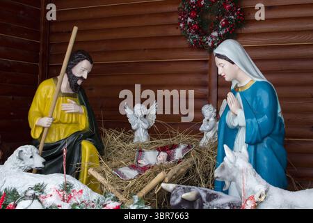 Presepe natalizio della nascita di Gesù nella culla degli animali e dell'angelo nelle stalle Foto Stock