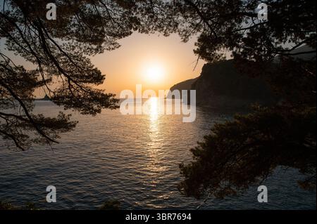 Tramonto tranquillo sul mare calmo Foto Stock