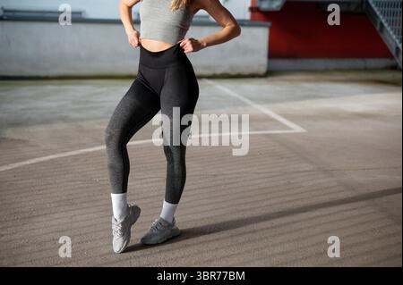 Donna atletica sul campo da basket urbano Foto Stock