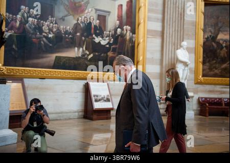 6 agosto 2020, Washington, District of Columbia, USA: Chuck Schumer (Democratico di New York), leader della minoranza del Senato degli Stati Uniti, si fa strada attraverso la Rotunda del Campidoglio degli Stati Uniti per un incontro con Nancy Pelosi, D-Calif., Capo di Stato maggiore della Casa Bianca Mark Meadows e il Segretario al Tesoro degli Stati Uniti Steven Mnuchin per il pacchetto di stimolo economico COVID-19, presso il Campidoglio degli Stati Uniti a Washington, DC., giovedì 6 agosto 2020 (Credit Image: Via Rod Lamkey/CNP) © Foto Stock