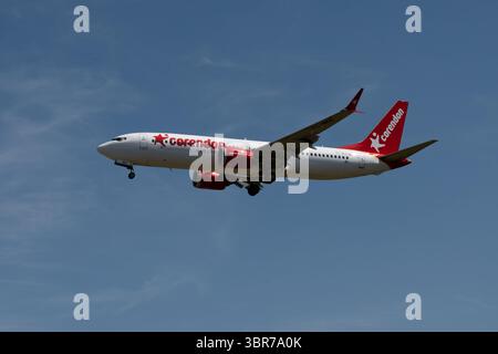 Boeing 737 MAX 8 Corendon Airlines atterra all'aeroporto di Birmingham, Regno Unito (TC-MKE) Foto Stock