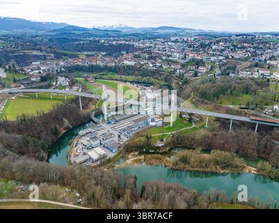 Veduta aerea del Pont de la Poya che si arrocca con grazia sul tortuoso fiume e la vegetazione lussureggiante, Friburgo, Svizzera. Foto Stock
