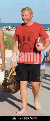 MIAMI BEACH - FL- 30 DICEMBRE 2007: Un sole bruciato che sembra tre volte campione di Wimbledon, la leggenda del tennis Boris Becker a Miami Beach con la X-moglie Barbara Becker e i suoi figli, Noah ed Elias entrambi sui cellulari....persone: Boris Becker. (Immagine di credito: © SMG via ZUMA Wire) Foto Stock