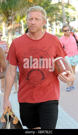 MIAMI BEACH - FL- 30 DICEMBRE 2007: Un sole bruciato che sembra tre volte campione di Wimbledon, la leggenda del tennis Boris Becker a Miami Beach con la X-moglie Barbara Becker e i suoi figli, Noah ed Elias entrambi sui cellulari....persone: Boris Becker. (Immagine di credito: © SMG via ZUMA Wire) Foto Stock