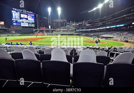 6 agosto 2020: Le aperture di cartone dei tifosi riempiono i posti di una partita della MLB tra i Toronto Blue Jays e gli Atlanta Braves al Truist Park di Atlanta, Georgia. Austin McAfee/CSM(immagine di credito: &Copy; Austin McAfee/CSM tramite cavo ZUMA) Foto Stock