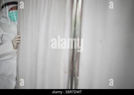 8 agosto 2020, Tangerang meridionale, Banten, Indonesia: Tangerang meridionale, Banten, Indonesia, 08 agosto 2020 : Un operatore sanitario che controlla il processo di test del tampone. Il servizio sanitario pubblico di Rawa Buntu, South Tangerang, Banten, Indonesia ha tenuto un test tampone per trovare persone con virus corona nella zona. Numero di Corona virus in Indonesia già raggiungere sopra 100.000 caso con 60 per cento di guarito dall'infezione da virus. (Immagine di credito: © Donal Husni/ZUMA Wire) Foto Stock