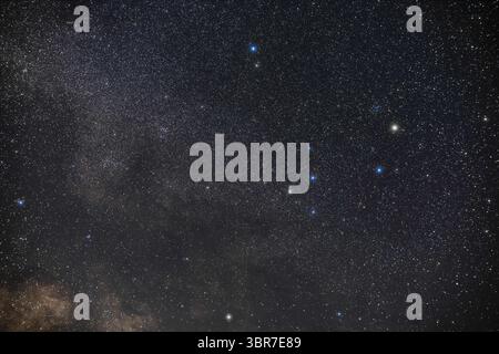 28 maggio 2019, Contea di Wheatland: Il trio di grandi ammassi aperti ideale per binocoli raggruppati in Ophiuchus e Serpens â€” con IC 4756 a sinistra in Serpens, NGC 6633 in Ophiuchus a destra di IC 4756 e IC 4665 a destra della cornice sopra la stella luminosa Beta Ophiuchi, o Cebalrai, in Ophiuchus. La coppia di NGC 6633 e IC 4756 è anche nota come S-o Double Cluster, per la loro casa a Serpens e Ophiuchus. Sono una vista ovvia quando si scansiona il lato ovest della via Lattea estiva. Sotto Cebalrai c'è il grande asterismo noto come Taurus Poniatowski o il â€œLittle Bull,â un gruppo che res Foto Stock