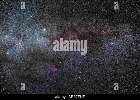 29 dicembre 2019, Alberta, Canada: La via Lattea attraverso il Perseo fino all'area di Auriga, popolata da ammassi e nebulose del prossimo braccio a spirale fuori dal nostro, nel braccio di Perseo. Il doppio ammasso è a destra, con sopra le nebulose del cuore e dell'anima, mentre gli ammassi e le nebulose di Auriga sono a sinistra. In fondo si trova il cluster California Nebula e Messier 34. La Perseus OB Association of Hot Blue Stars è al centro. Capella è la stella luminosa in alto a sinistra. Le nuvole scure del Toro si trovano in basso a sinistra. Si tratta di una pila di esposizioni di 8 x 3 minuti con l'obiettivo Canon da 35 mm a f/2,8 e Canon EOS Ra Foto Stock