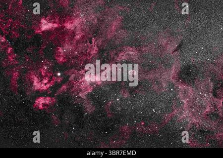 16 maggio 2020, Alberta, Canada: Questa è l'area centrale di Cygnus e la sua luminosa via Lattea, circondata da nebulosità rossa. A sinistra si trova la stella Sadr (gamma Cygni) con il complesso di nebulosità catalogato come IC 1318. Al centro si trova la Nebulosa Crescent, NGC 6888, una nebulosa in espansione creata dai venti di una stella calda di Wolf-Rayet. In basso a sinistra c'è l'ammasso stellare Messier 29, anche se sembra un po' perso nei ricchi campi stellari. In cima si trova il cluster IC 1311, più ovvio di M29 ma non osservato visivamente e incluso nel catalogo NGC. Strano. All'estrema destra ci sono i grandi Foto Stock