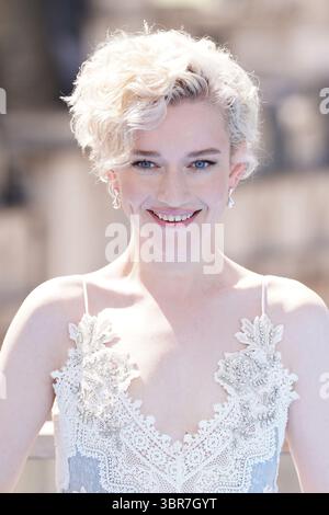 Julia Garner durante una chiamata fotografica per i fantastici quattro: I primi passi, al Corinthia Hotel di Londra. Data foto: Venerdì 11 luglio 2025. Foto Stock