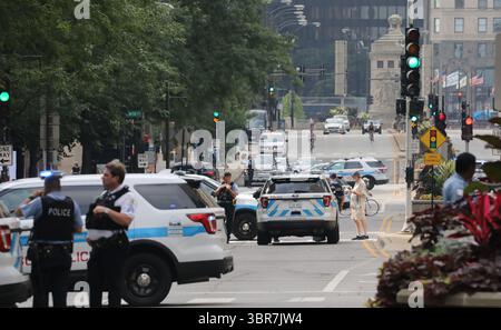10 agosto 2020, Chicago, Illinois, USA: La polizia e i camion della città bloccano sezioni di Michigan Ave., dopo saccheggi e violenze di prima mattina a Chicago, lunedì 10 agosto 2020. (Immagine di credito: © TNS via cavo ZUMA) Foto Stock