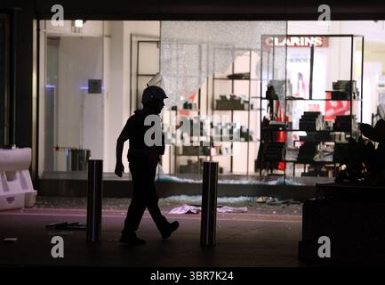 10 agosto 2020, Chicago, Illinois, Stati Uniti: Un agente della polizia di Chicago passa davanti a Macy's sulla North Michigan Avenue a Chicago dopo che il negozio e gli altri nell'area sono stati saccheggiati all'inizio di lunedì 10 agosto 2020. (Immagine di credito: © TNS via cavo ZUMA) Foto Stock