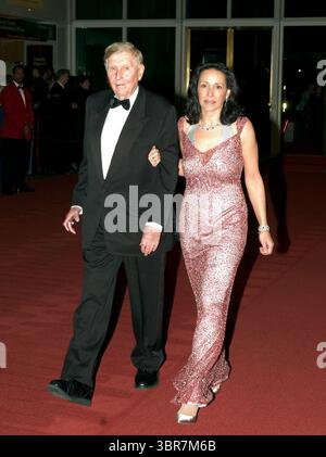 4 dicembre 2005, Washington, District of Columbia, USA: Sumner Redstone, il presidente e amministratore delegato (CEO), Viacom, e sua moglie, Paula, arrivano per le registrazioni del Kennedy Center Honors al John F. Kennedy Center for the Performing Arts di Washington, D.C. il 4 dicembre 2005. (Immagine di credito: © Ron Sachs/CNP tramite filo ZUMA) Foto Stock