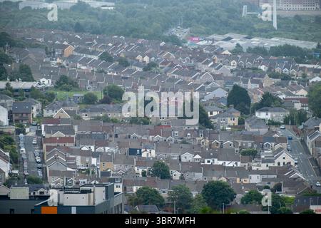 Stock di alloggi a schiera il 27 giugno 2025 a Swansea, Galles, Regno Unito. Gran parte delle abitazioni nella città costiera di Swansea sono terrazzate, dove le case sono prevalenti nelle aree in cui sono state originariamente costruite per ospitare i lavoratori industriali e portuali. Comuni sono gli alberghi di media epoca vittoriana con due-tre camere da letto, con alcuni alloggi del consiglio post-bellico. Queste case sono spesso popolari tra i clienti che acquistano per la prima volta a causa del costo relativo più basso rispetto ad altri tipi di proprietà. Foto Stock
