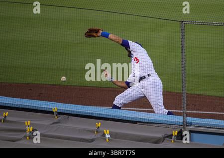 12 agosto 2020, Los Angeles, California, USA: Chris Taylor n. 3 dei Los Angeles Dodgers non è in grado di fare un out durante la loro partita contro i San Diego Padres mercoledì 12 agosto 2020 al Dodger Stadium di Los Angeles, California. JOVANNY LOPEZ/PI (immagine di credito: © Prensa Internacional via cavo ZUMA) Foto Stock