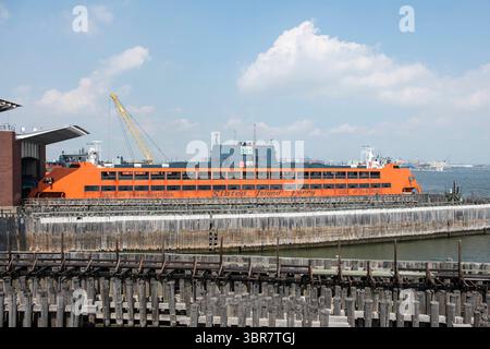12 agosto 2020: Vista generale del traghetto di Staten Island attraccato al terminal di Staten Island, New York. Credito obbligatorio: Kostas Lymperopoulos/CSM (immagine di credito: &Copy; Kostas Lymperopoulos/CSM tramite filo ZUMA) Foto Stock