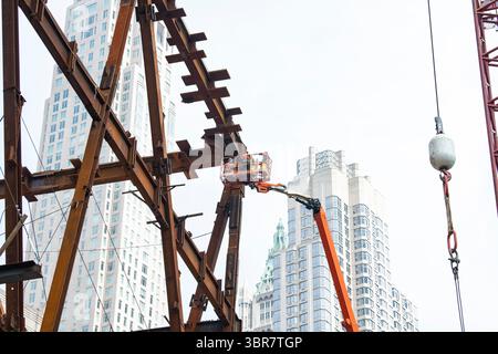12 agosto 2020: La costruzione continua mentre una gru solleva un lavoratore in mezzo alla pandemia al Ronald O. Perelman Performing Arts Center presso il World Trade Center, chiamato anche Performing Arts Center in breve, è un centro multi-spazio, da 150 a 800 posti per le arti dello spettacolo in costruzione all'angolo nord-est del World Trade Center Manhattan, New York. Credito obbligatorio: Kostas Lymperopoulos/CSM (immagine di credito: &Copy; Kostas Lymperopoulos/CSM tramite filo ZUMA) Foto Stock