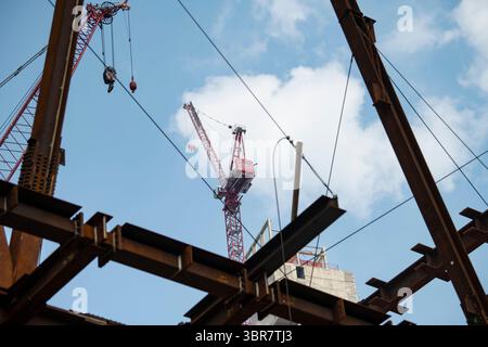 12 agosto 2020: Una gru si trova sopra un edificio mentre la costruzione continua a Lower Manhattan, nel mezzo della pandemia di Manhattan, New York. Credito obbligatorio: Kostas Lymperopoulos/CSM (immagine di credito: &Copy; Kostas Lymperopoulos/CSM tramite filo ZUMA) Foto Stock