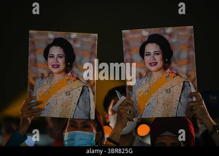 12 agosto 2020, Bangkok, Tailandia: I benestanti thailandesi tengono le foto della regina Sirikit mentre assistono alla celebrazione del suo 88° compleanno a Sanam Luang. (Immagine di credito: Immagini © Amphol Thongmueangluang/SOPA tramite cavo ZUMA) Foto Stock