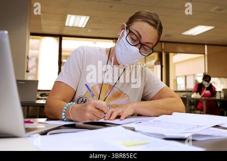 26 giugno 2020, Oakland, CA, Stati Uniti: Kimberly Blakiston, enfermera de salud pÃºblica, habla por telÃ©fono con una persona expuesta al COVID-19 en el Departamento de Salud del Condado Alameda en Oakland, California, el 26 de junio de 2020. El rastreo de contactos es la notificaciÃ³n rÃ¡pida de familiares, amigos, compaÃ±eros de trabajo y otras personas expuestas al recientemente inftado y se considera clave para detener o reducir los brotes y la propagaciÃ³n del COVID-19. (Immagine di credito: © TNS via cavo ZUMA) Foto Stock