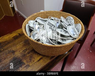 15 agosto 2020, Atlanta, Georgia, USA: Un cestino di Black Voices per Trump Buttons siede in cima al banco della reception in un centro della comunità GOP a Philadelphia. (Immagine di credito: © TNS via cavo ZUMA) Foto Stock