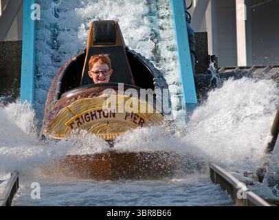 Giro sul Wild River sul molo di Brighton, Inghilterra Foto Stock