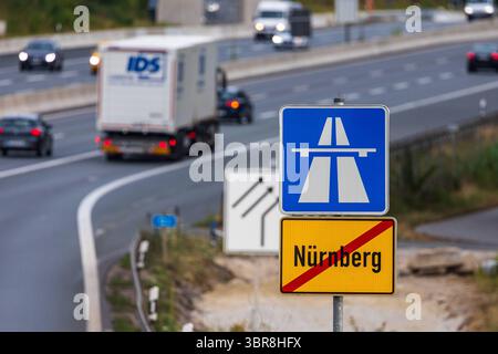 Hafengebiet, Nürnberg, 10.07.2025 Seitliche Nahaufnahme zweier übereinander angeordneter Verkehrszeichen am Rand der Zufahrt zur Autobahn A73 bei Nürnberg. DAS obere blaue Schild zeigt das Autobahnsymbol, das untere gelbe Schild markiert das Ende der Stadtgrenze von Nürnberg. Nürnberg Bayern Deutschland *** zona del porto, Norimberga, 10 07 2025 lato primo piano di due segnali stradali disposti uno sopra l'altro ai margini della strada di accesso all'autostrada A73 vicino Norimberga il cartello blu superiore mostra il simbolo dell'autostrada, il cartello giallo inferiore segna la fine dei confini della città di Norimberga Norimberga BAV Foto Stock