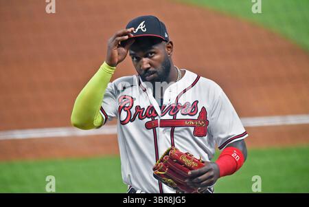 22 agosto 2020: Braves ha lasciato l'esterno Marcell Ozuna torna indietro verso la serie di dugout intermedie durante il sesto inning di una partita della MLB contro i Phillies al Truist Park di Atlanta, Georgia. Austin McAfee/CSM(immagine di credito: &Copy; Austin McAfee/CSM tramite cavo ZUMA) Foto Stock