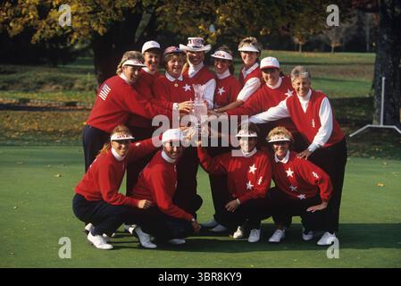 Il Victorious USA Team con il trofeo la Solheim Cup 1994 si è svolta dal 21 al 23 ottobre 1994 al Greenbrier di White Sulphur Springs, West Virginia, Stati Uniti. Team USA Joanne Carner (capitano) noto anche come "Big Mama" Kirkland, Washington donna Andrews - Lynchburg, Virginia Brandie Burton - San Bernardino, California Beth Daniel - Charleston, South Carolina Tammie Green - Somerset, Ohio Betsy King - Reading, Pennsylvania Meg Mallon - Natick, Massachusetts Dottie Mochrie - Saratoga Springs, New York Kelly Robbins - Mt. Pleasant, Michigan Patty Sheehan – Middlebury, V Foto Stock