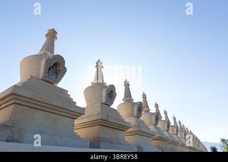 24 luglio 2020, Arlee, Montana, USA: Una fila di stupa completa il bordo esterno della ruota del Dharma al Giardino dei mille Buddha ad Arlee, Montana, il 24 luglio 2020. Fondato da Gochen Tulku Sang-ngag Rinpoche nel 2000, il centro buddista e sito di pellegrinaggio sacro ospita mille immagini del Buddha disposte a forma di una ruota Dharma a otto raggi che circonda una figura alta 24 metri di Yum Chenmo. (Immagine di credito: © Paul Christian Gordon/ZUMA Wire) Foto Stock