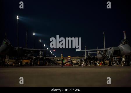 13 agosto 2020 - Goldsboro, Carolina del Nord, USA - Airman di prima classe Emily Clark, F-15E Strike Eagle capo dell'equipaggio assegnato alla 335th Aircraft Maintenance Unit, Seymour Johnson Air Force base, Carolina del Nord, si prepara a lanciare un F-15E presso Nellis Air Force base, Nevada, agosto. 13, 2020. Le unità volanti provenienti da tutto il Dipartimento della difesa si schierano a Nellis AFB per partecipare ad esercitazioni Red Flag che si svolgono tipicamente tre volte l'anno e organizzate dal 414th Combat Training Squadron. (Immagine di credito: © Jacob Derry/U.S. Air Force/filo ZUMA/ZUMAPRESS.com) Foto Stock