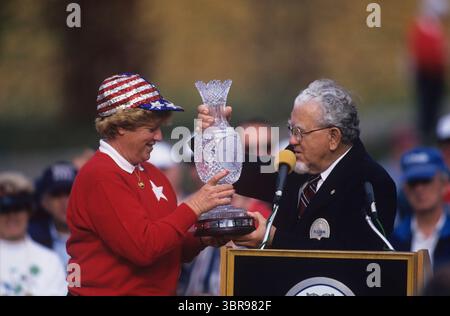 Il Team USA Joanne Carner (Capitano) noto anche come "Big Mama" ha presentato il trofeo di Karsten Solheim il Victorious USA Team con il trofeo la Solheim Cup 1994 si è svolta dal 21 al 23 ottobre 1994 al Greenbrier di White Sulphur Springs, West Virginia, Stati Uniti. Team USA Joanne Carner (Capitano) – Kirkland, Washington donna Andrews – Lynchburg, Virginia Brandie Burton – San Bernardino, California Beth Daniel – Charleston, South Carolina Tammie Green – Somerset, Ohio Betsy King – Reading, Pennsylvania Meg Mallon – Natick, Massachusetts Dottie Mochrie – Saratoga Springs, ne Foto Stock