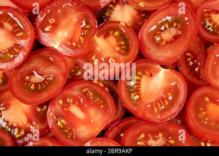 Vista dall'alto degli squilli di pomodoro succoso. Sfondo con consistenza alimentare vivace. Foto Stock