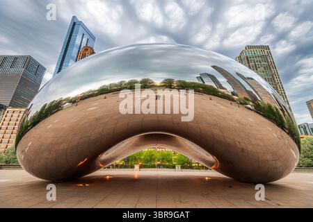 CHICAGO - ILLINOIS: Maggio 9, 2018: Cloud Gate in Millennium Park sotto il cielo tempestoso. Foto Stock
