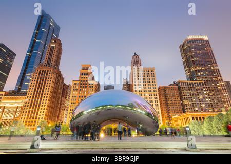 CHICAGO - ILLINOIS: 12 MAGGIO 2018: I turisti visitano Cloud Gate nel Millennium Park in serata. Foto Stock