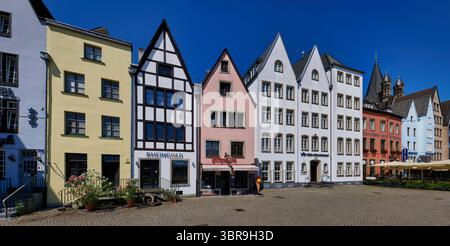 Colonia, Germania 01 luglio 2025: Una fila di tipiche case a spiovente di vari stili e colori sulle rive del Reno nella città vecchia di Colonia Foto Stock