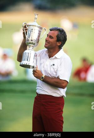 Curtis Strange dopo aver vinto con il trofeo alla presentazione dopo lo spettacolo all'US Open 1988 a Brookline, ma, USA Picture by: Mark Newcombe / www.visionsingolf.com il 1988 U.S. Open Championship 88th si è tenuto dal 16 giugno al 20 giugno al Country Club di Brookline, Massachusetts. Ricordato per il finale drammatico che coinvolge Curtis Strange e Nick Faldo. Curtis Strange alla fine vinse il torneo, assicurandosi il suo secondo titolo consecutivo agli U.S. Open dopo un torneo di playoff da 18 buche Foto Stock