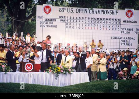 Curtis Strange dopo aver vinto con il trofeo alla presentazione dopo lo spettacolo all'US Open 1988 a Brookline, ma, USA Picture by: Mark Newcombe / www.visionsingolf.com il 1988 U.S. Open Championship 88th si è tenuto dal 16 giugno al 20 giugno al Country Club di Brookline, Massachusetts. Ricordato per il finale drammatico che coinvolge Curtis Strange e Nick Faldo. Curtis Strange alla fine vinse il torneo, assicurandosi il suo secondo titolo consecutivo agli U.S. Open dopo un torneo di playoff da 18 buche Foto Stock
