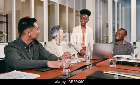 Team diversificati che collaborano durante una riunione aziendale in un ambiente Office moderno Foto Stock