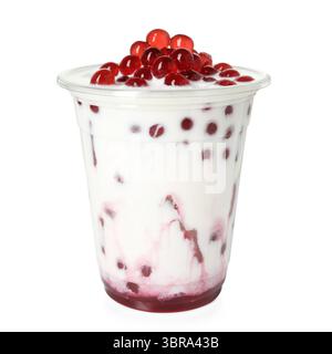 Saporito tè con bolle di latte in una tazza di plastica isolata su bianco Foto Stock
