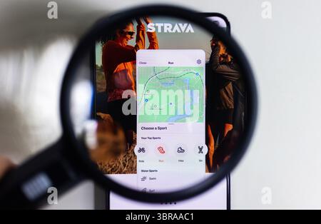 Secondo un'indagine del quotidiano Dagens Nyheter, le guardie del corpo del servizio di sicurezza svedese (svedese: Säkerhetspolisen, Säpo) hanno divulgato informazioni che avrebbero potuto influenzare la sicurezza del primo ministro svedese in diverse occasioni tramite l'app di formazione Strava. Foto Stock