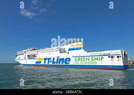 Traghetto della linea TT Nils Holgersson in partenza, fiume Warnow, Warnemünde, Rostock, Meclemburgo-Pomerania occidentale, Germania Foto Stock