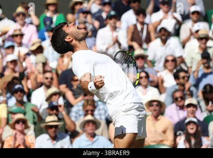 Londra, Regno Unito. 11 luglio 2025. Lo spagnolo Carlos Alcaraz celebra la vittoria contro l'americano Taylor Fritz nella semifinale maschile il dodicesimo giorno dei Campionati di Wimbledon 2025 a Londra, venerdì 11 luglio 2025. Foto di Hugo Philpott/UPI credito: UPI/Alamy Live News Foto Stock