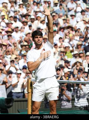 Londra, Regno Unito. 11 luglio 2025. Lo spagnolo Carlos Alcaraz celebra la vittoria contro l'americano Taylor Fritz nella semifinale maschile il dodicesimo giorno dei Campionati di Wimbledon 2025 a Londra, venerdì 11 luglio 2025. Foto di Hugo Philpott/UPI credito: UPI/Alamy Live News Foto Stock